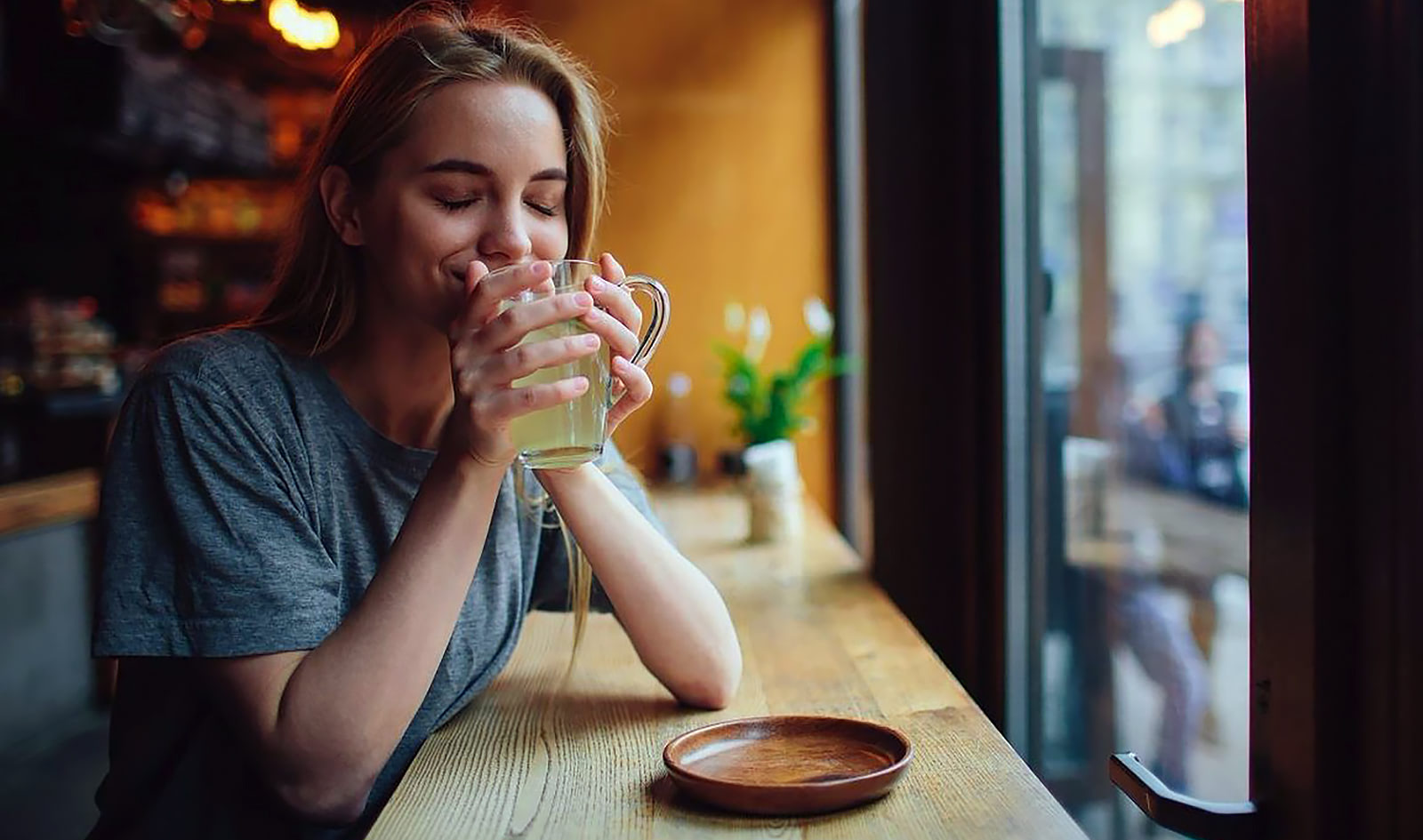 Девушка в кафе пьёт чай 